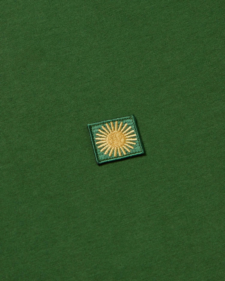 Camiseta verde sol espalda amarillo sostenible - silueta 3