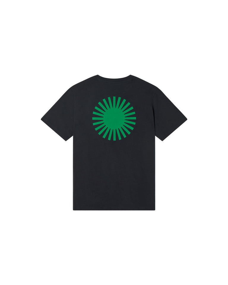 Camiseta negra sol espalda verde sostenible-silueta-2