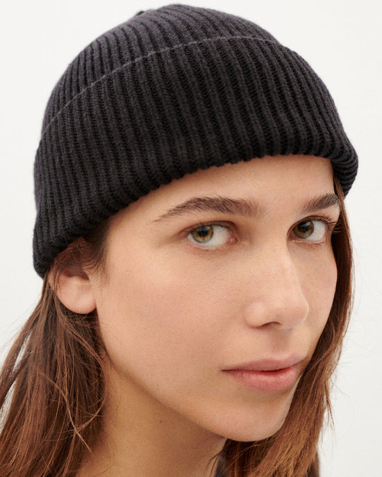 Beanie amor negro sostenible-1